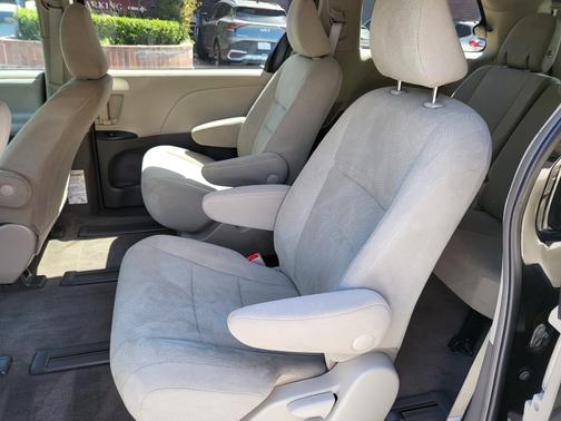 Photo 2 of 10 of 2017 Toyota Sienna L